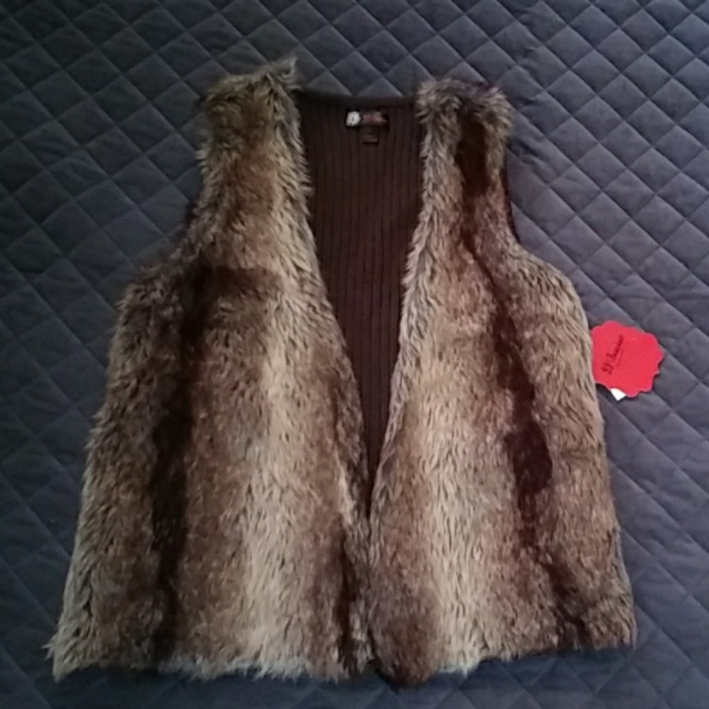 NWT J.J. Basics open fur vest, sz L